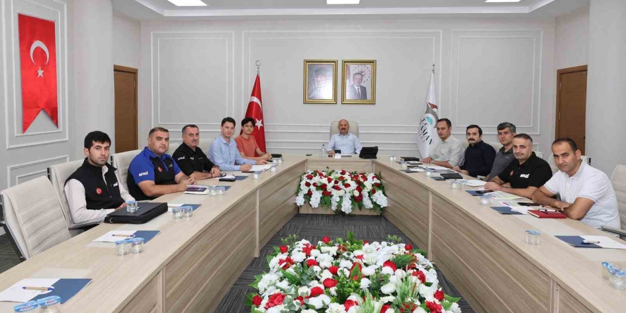 Vali Yardımcılarıyla Haftalık Değerlendirme Toplantısı Yapıldı