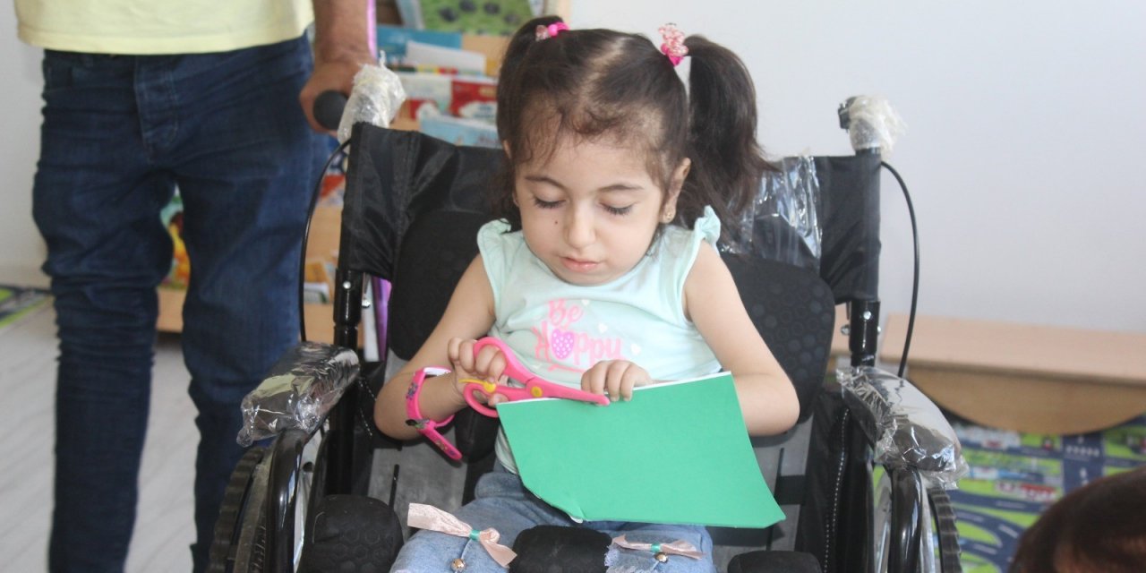 SMA Hastası Minik Sena’nın Tekerlekli Sandalye Sevinci