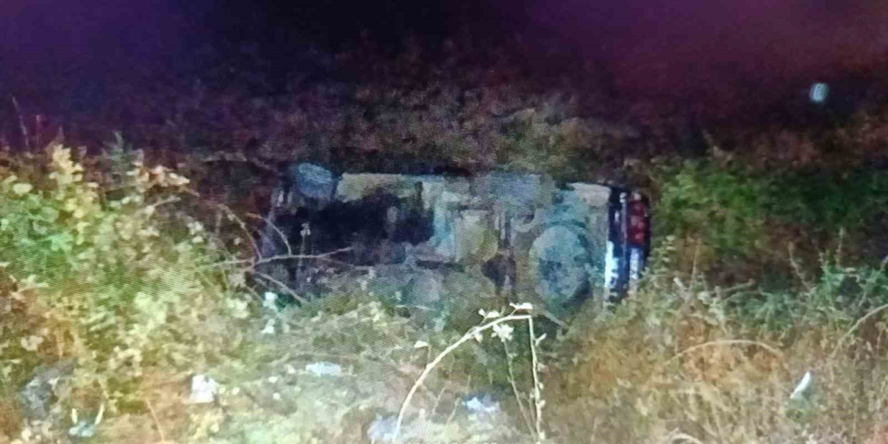 Otomobil Şarampole Devrildi