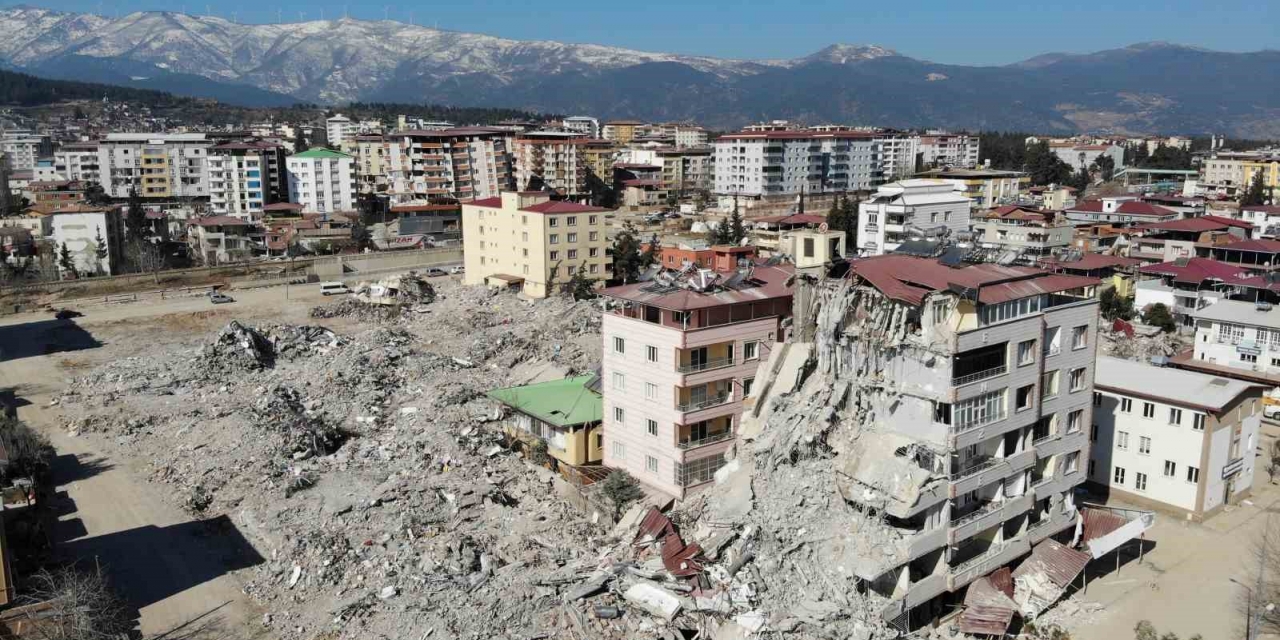 Depremde Yıkılan Ve 25 Kişiye Mezar Olan Bina İle İlgili Eksik Ve Hatalı Proje İddiası