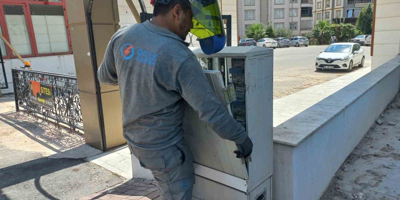 Dicle Elektrik 15 Bini Aşkın Elektrik Panosunu Onardı