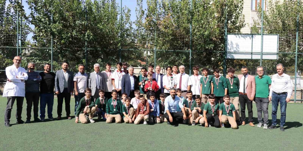 Futbol Turnuvasının Ödül Töreni Düzenlendi