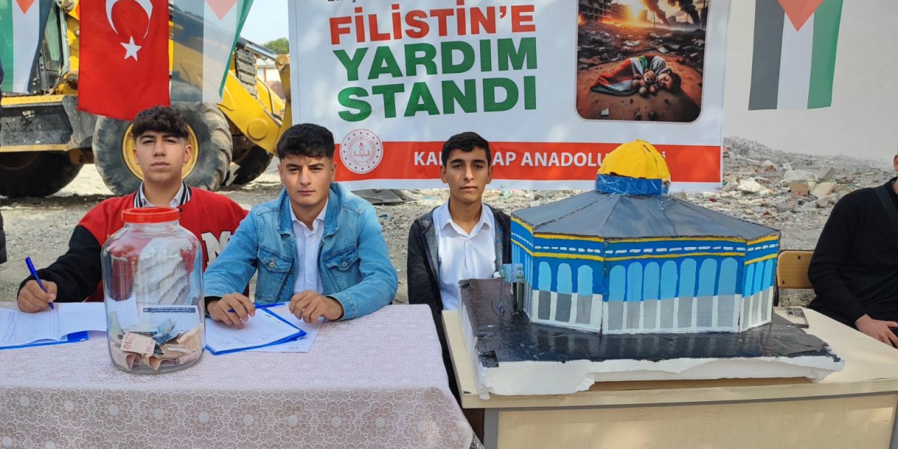 Kahta’daki Öğrenciler, Gazze İçin Yardım Standı Açtı