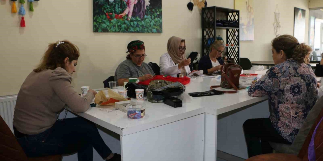 Diyarbakır’da Hanımevi Millet Kıraathanesine Giden Kadınlar Ev Ekonomisine Katkı Sağlayıp Sosyalleşiyor