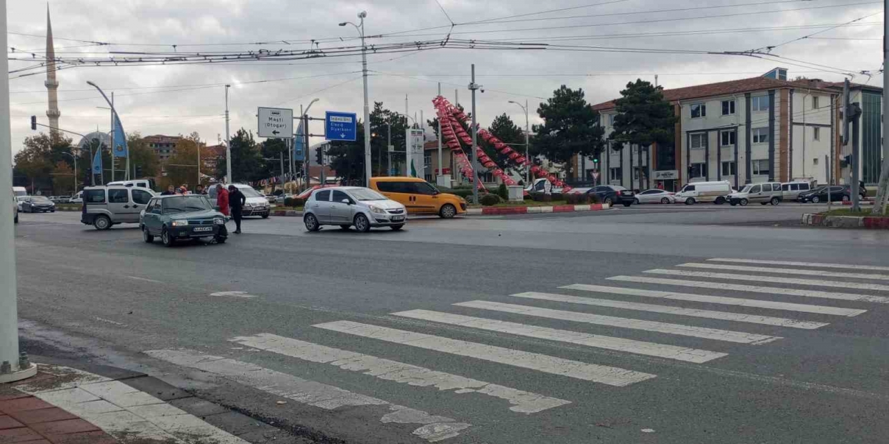İki Aracın Karıştığı Kazada Maddi Hasar Meydana Geldi