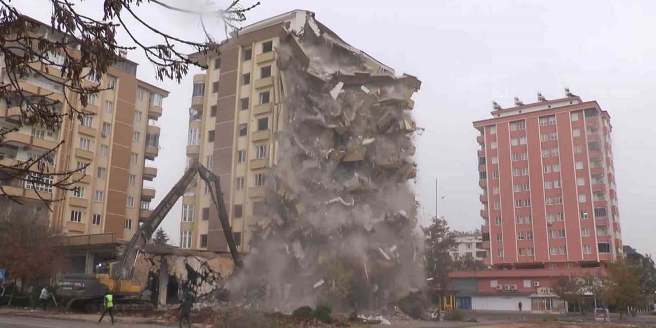 9 Katlı Güneş Apartmanı Saniyeler İçerisinde Yıkıldı