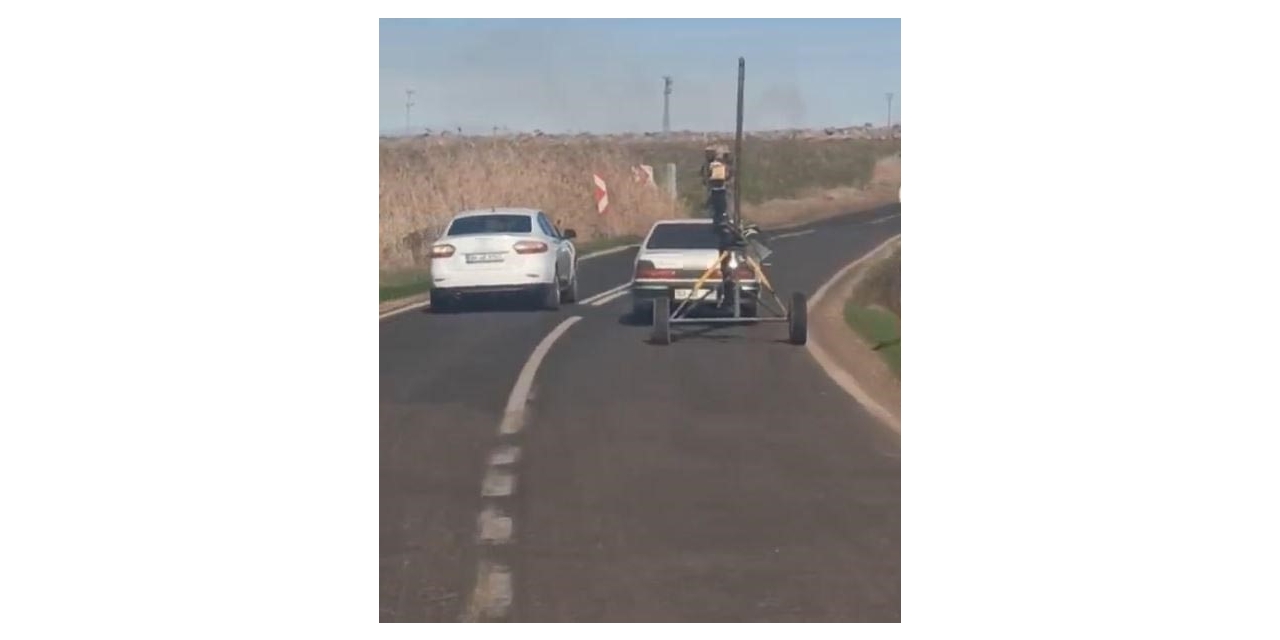 Traktörlerle Çekilen Helezon Makinesini Otomobile Bağlayarak Çekti