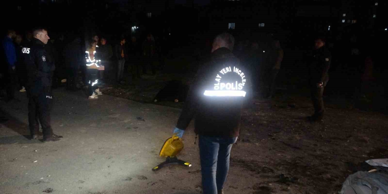 Hafif Ticari Araçla Çarpışan Kamyonet Yol Kenarında Yürüyenlerin Arasına Daldı: 1 Ölü, 1 Yaralı