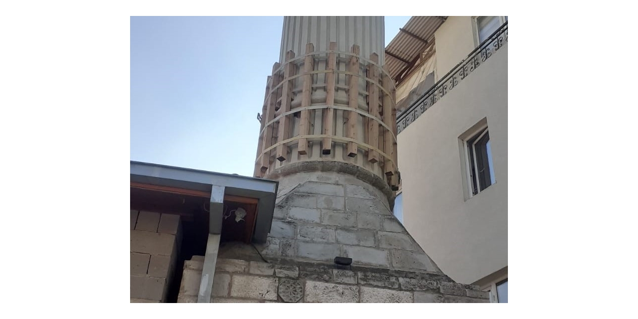 Tahtalarla Güçlendirilen Az Hasarlı Minare Korkutuyor