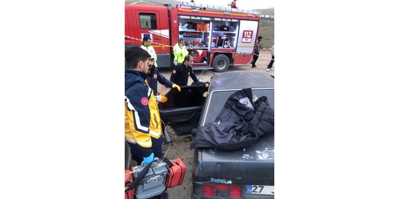 Otomobiller Çarpıştı: 1 Ölü, 2 Yaralı