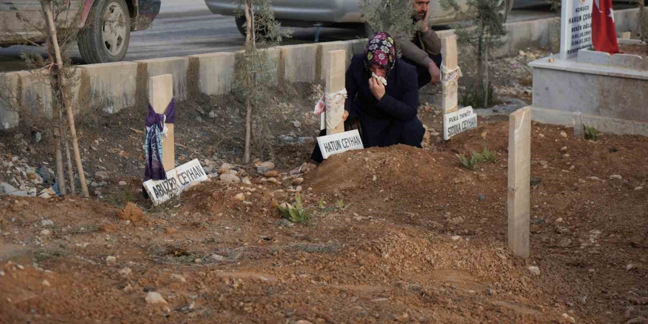 Deprem Mezarlıklarında Yas Ve Gözyaşı