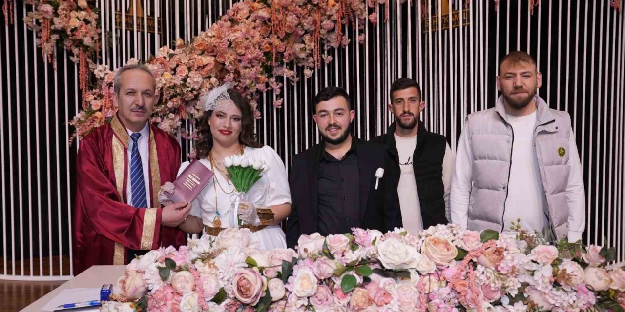 Sevgililer Günü’nde Mutluluğa ‘evet’ Dediler