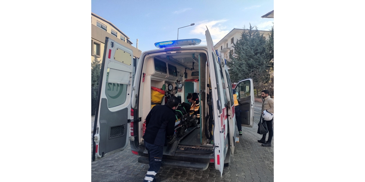 Otomobil İle Elektrikli Motosiklet Çarpıştı: 1 Yaralı