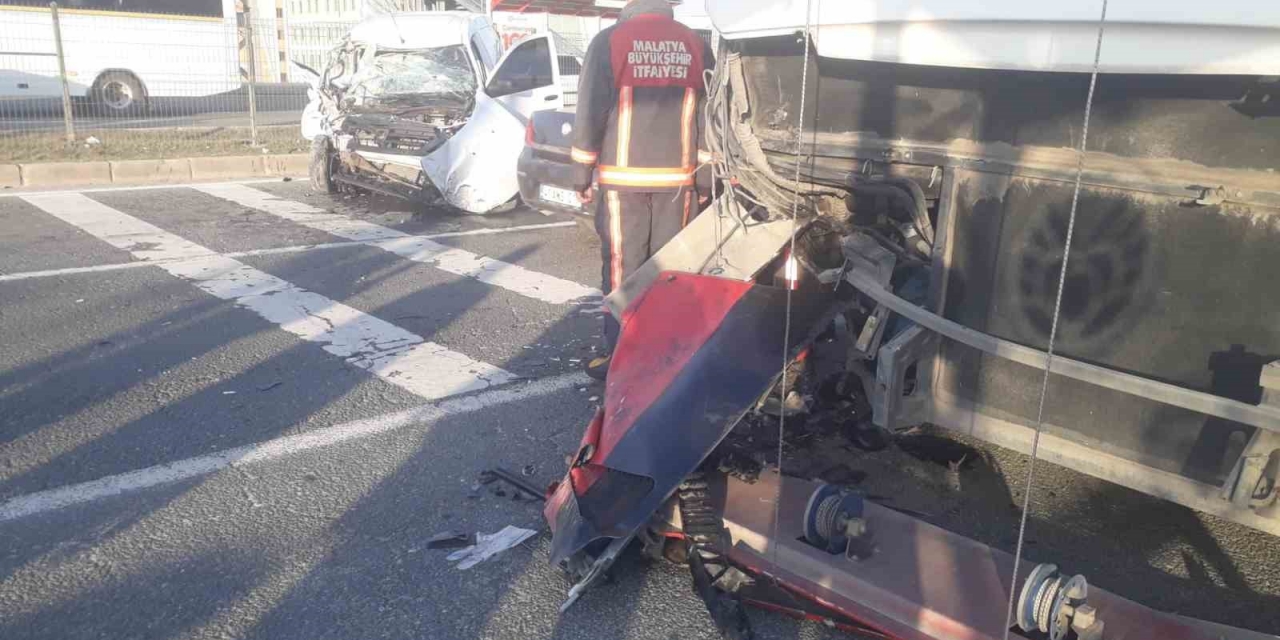 Malatya’da Hafif Ticari Araç Trambüsle Çarpıştı: 1 Ölü, 2 Yaralı