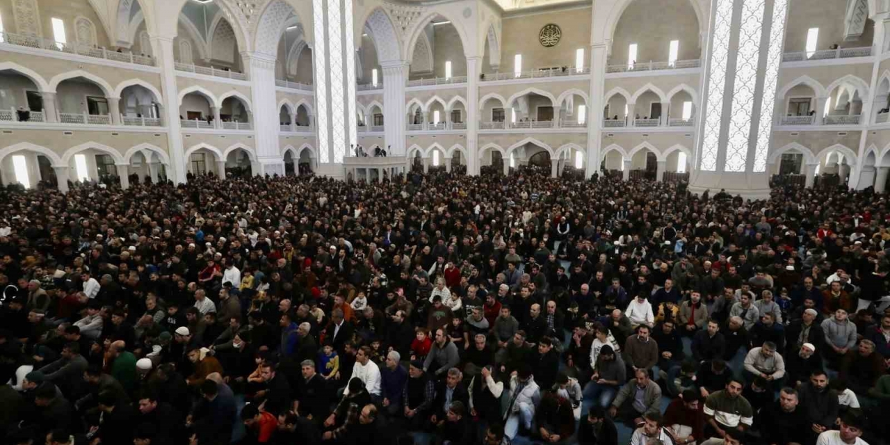 Berat Kandili’nde Şahinbey Millet Camii Doldu Taştı