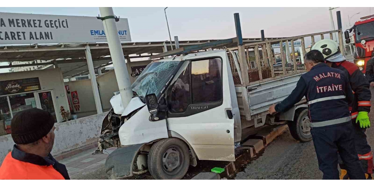 Trambüs Direğine Çarpan Kamyonet Sürücüsü Ağır Yaralandı