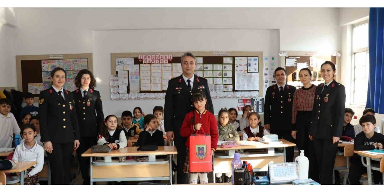 Resim Yarışmasında Dereceye Girenlere Jandarmadan Hediye