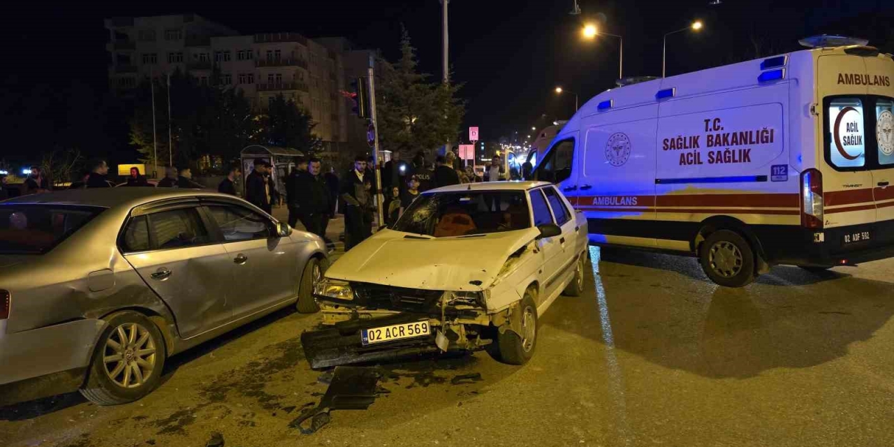 Kahta’da İki Otomobil Çarpıştı: 12 Yaralı