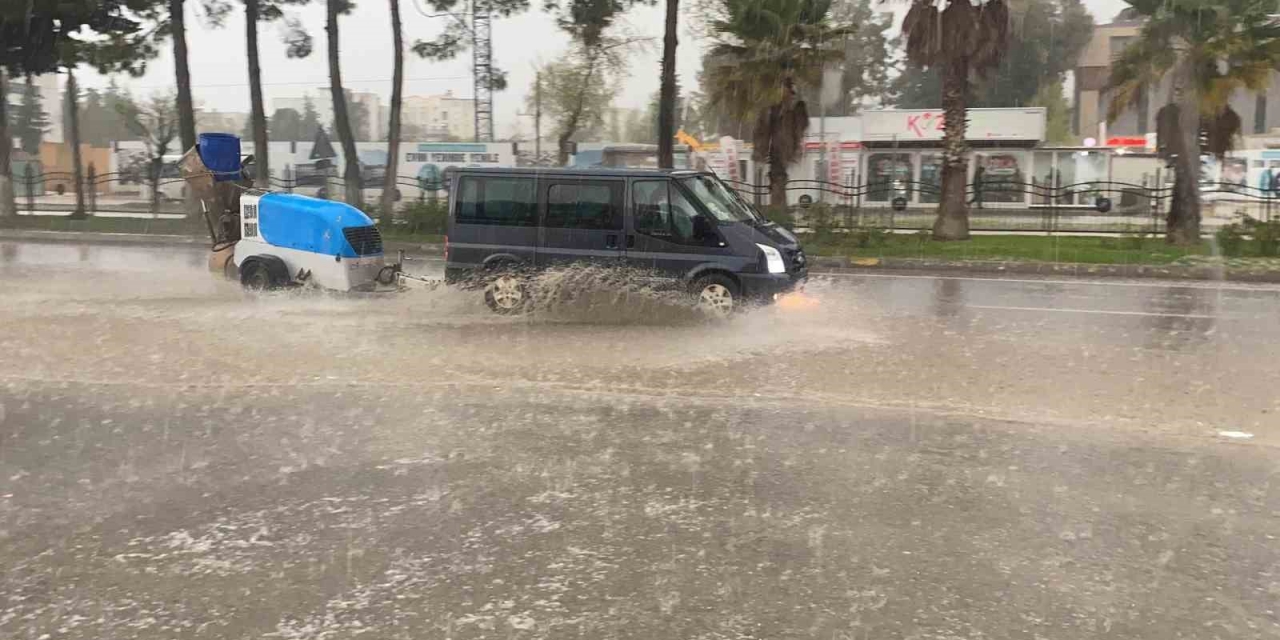 Dolu Yağışı Adıyaman’ı Beyaza Bürüdü