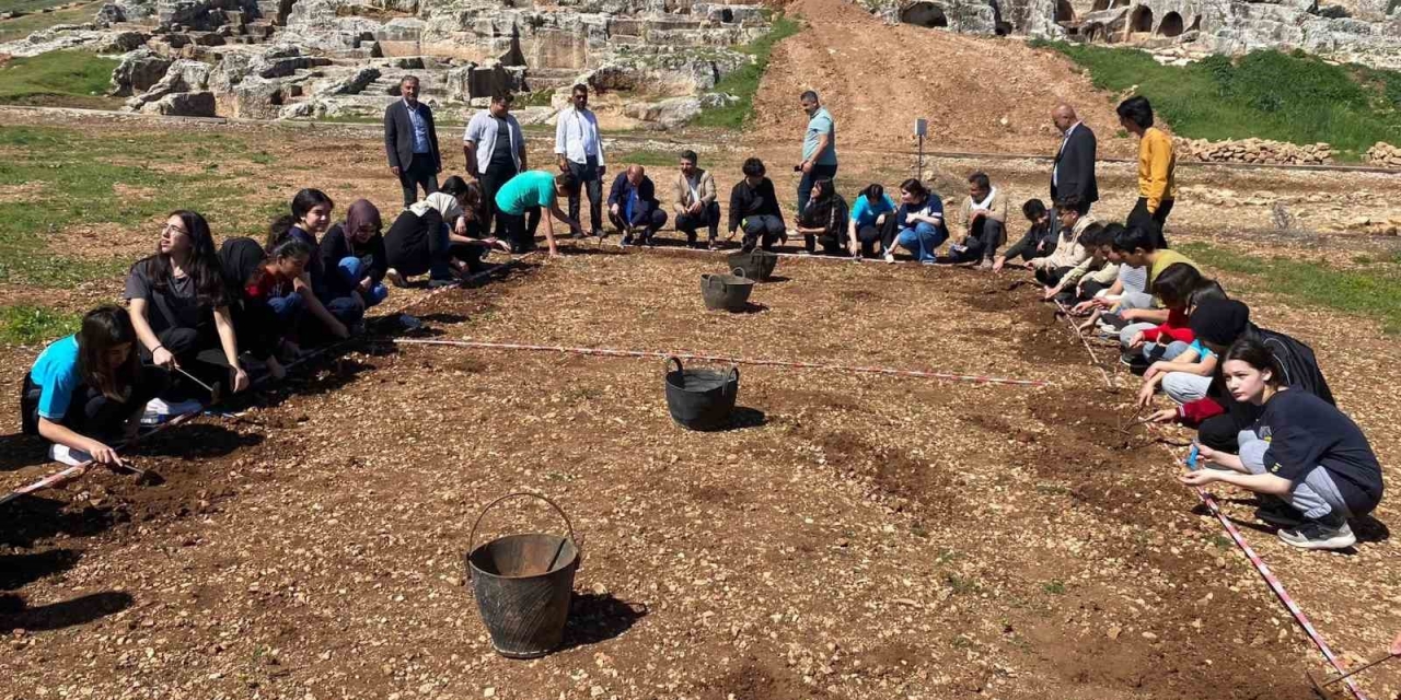 Öğrenciler Tarihi Alanda Kazı Çalışmalarına Katıldı