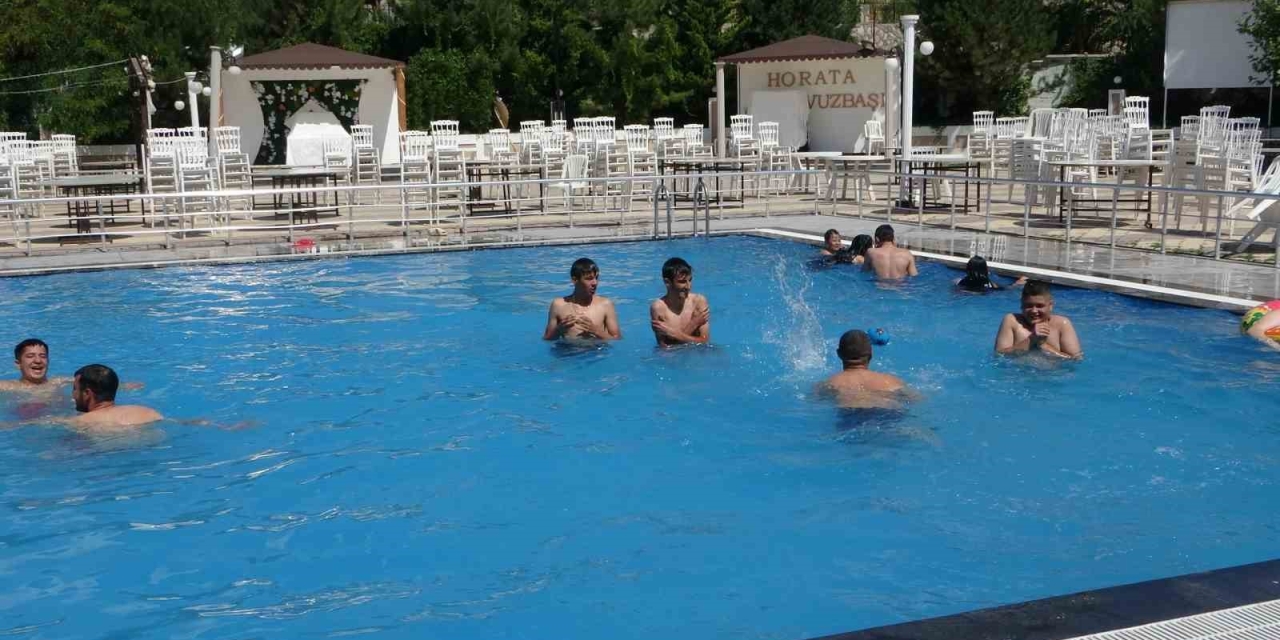 Sıcak Hava Bunalttı, Havuzlar Doldu