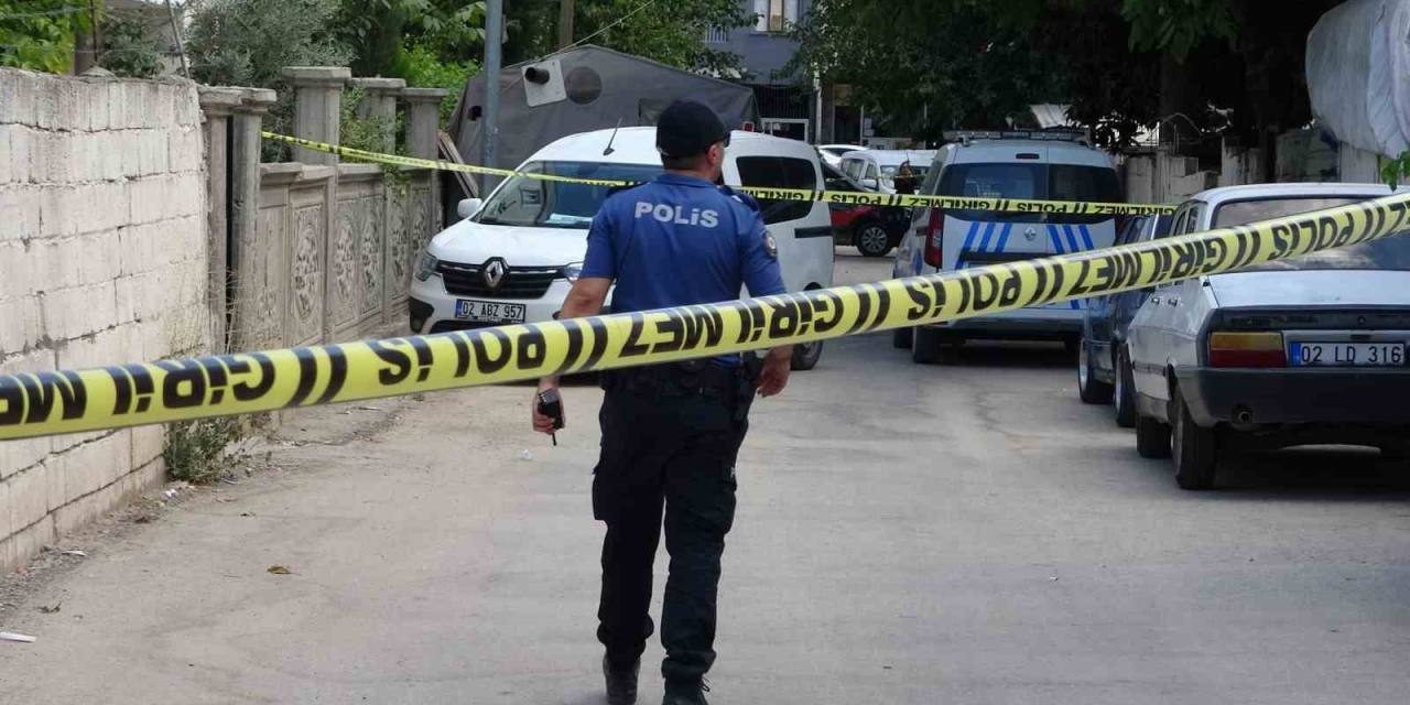 Karısını Öldürüp Cesedini Torbaya Koyarak Bahçeye Attı