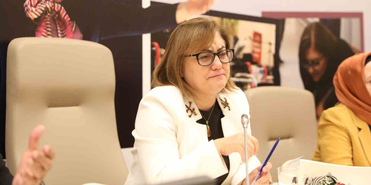 Depremzede Vatandaşlarla Bir Araya Gelen Şahin Gözyaşlarını Tutamadı