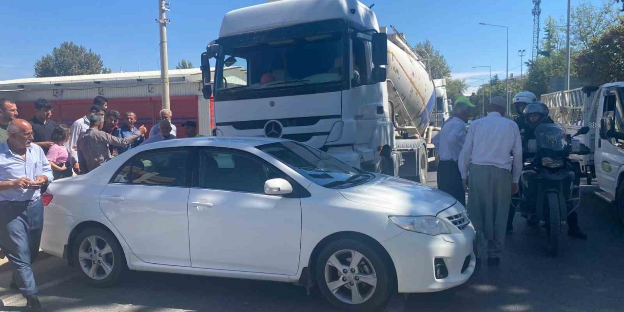 Tankerle Çarpışan Otomobil Sürüklendi