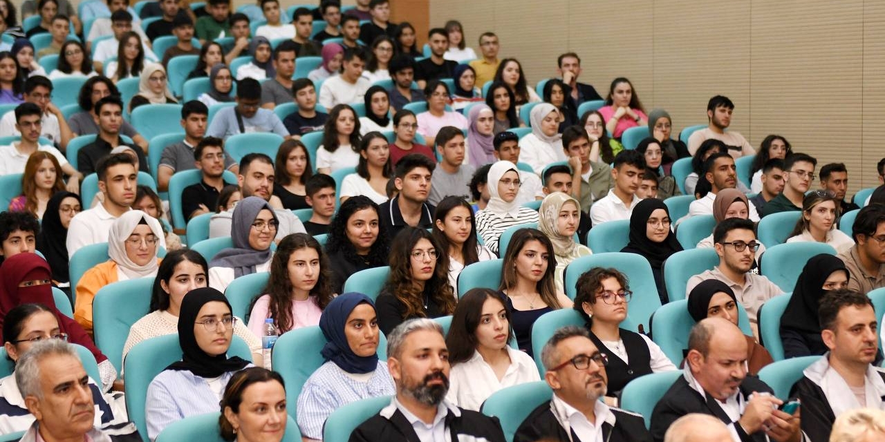 Rektör Keleş, Tıp Fakültesi 1. Dönem Öğrencileriyle Bir Araya Geldi