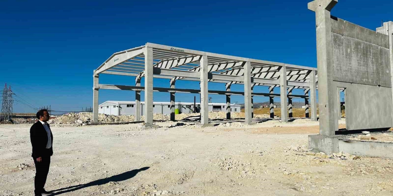 Fabrika İnşaatları İnceleniyor
