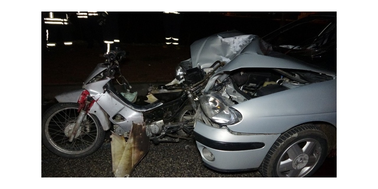 Motosiklet Otomobilin Motor Kısmına Gömüldü: 1 Ölü, 1 Yaralı