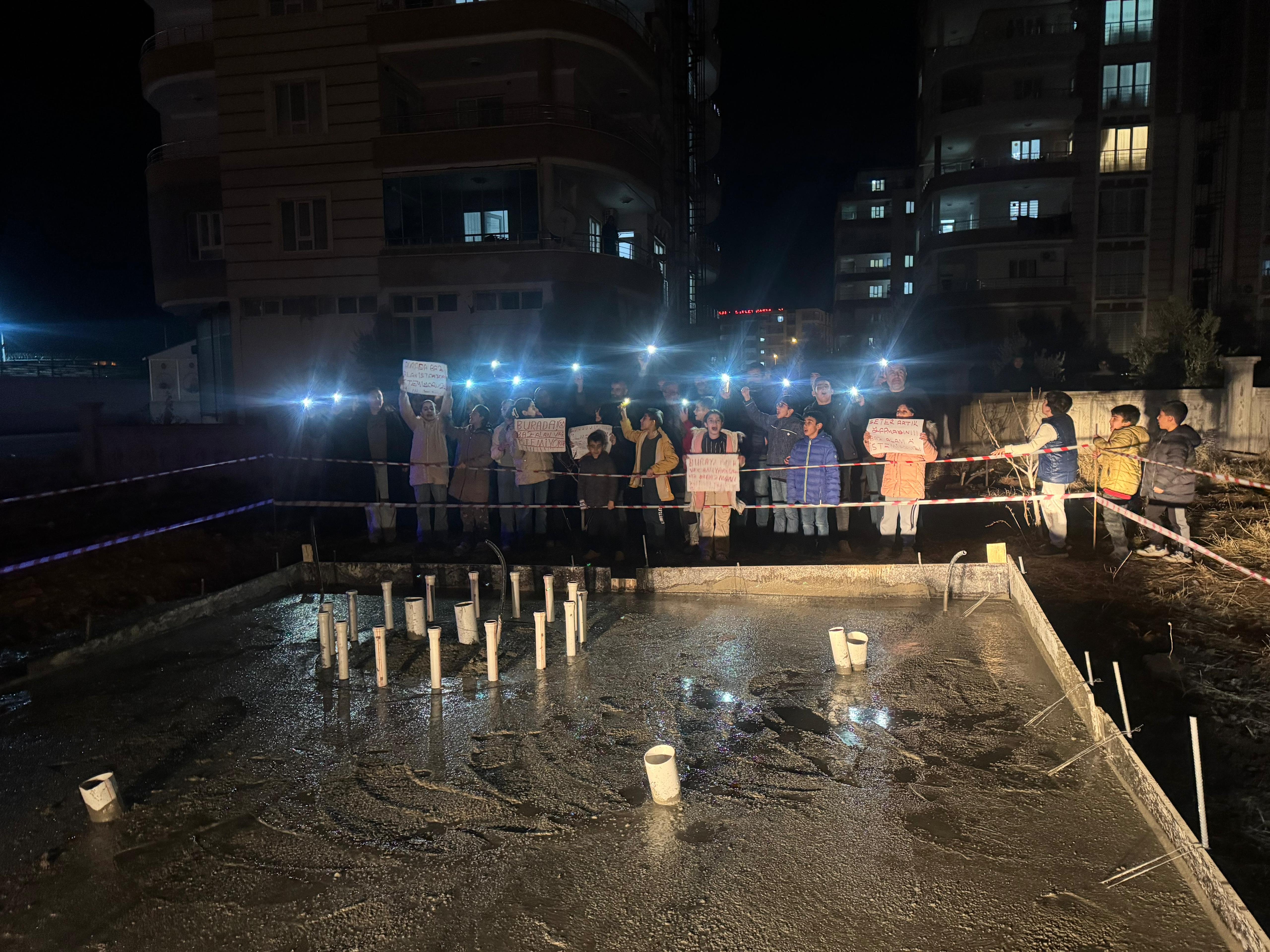 Belediye Önünde Toplanan Vatandaşların Baz İstasyonu Tepkisi