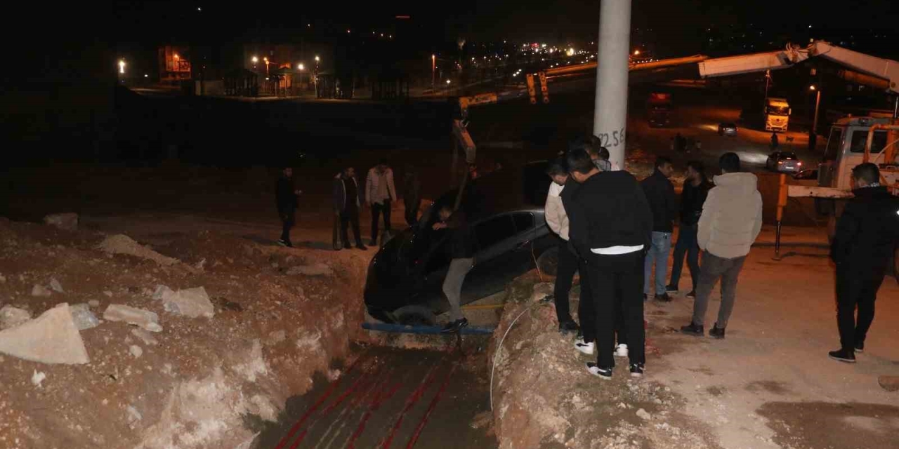 Çukura Düşen Otomobil Vinç Yardımıyla Çıkarıldı