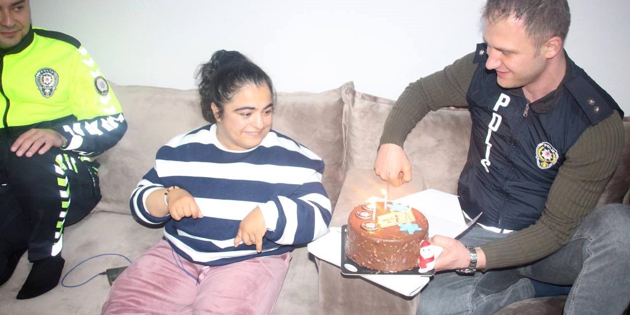 Polislerden Engelli Kıza Doğum Günü Sürprizi
