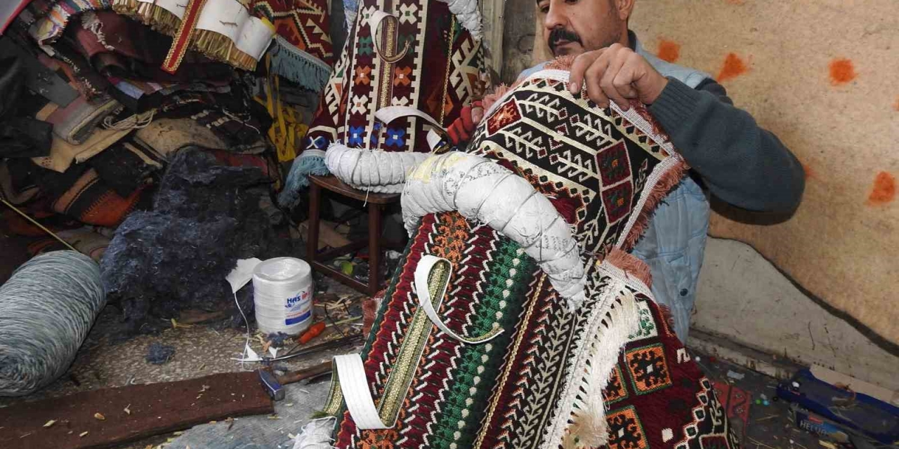 Saraç Ustası Eyer Dikerek Ata Mesleğini Yaşatıyor