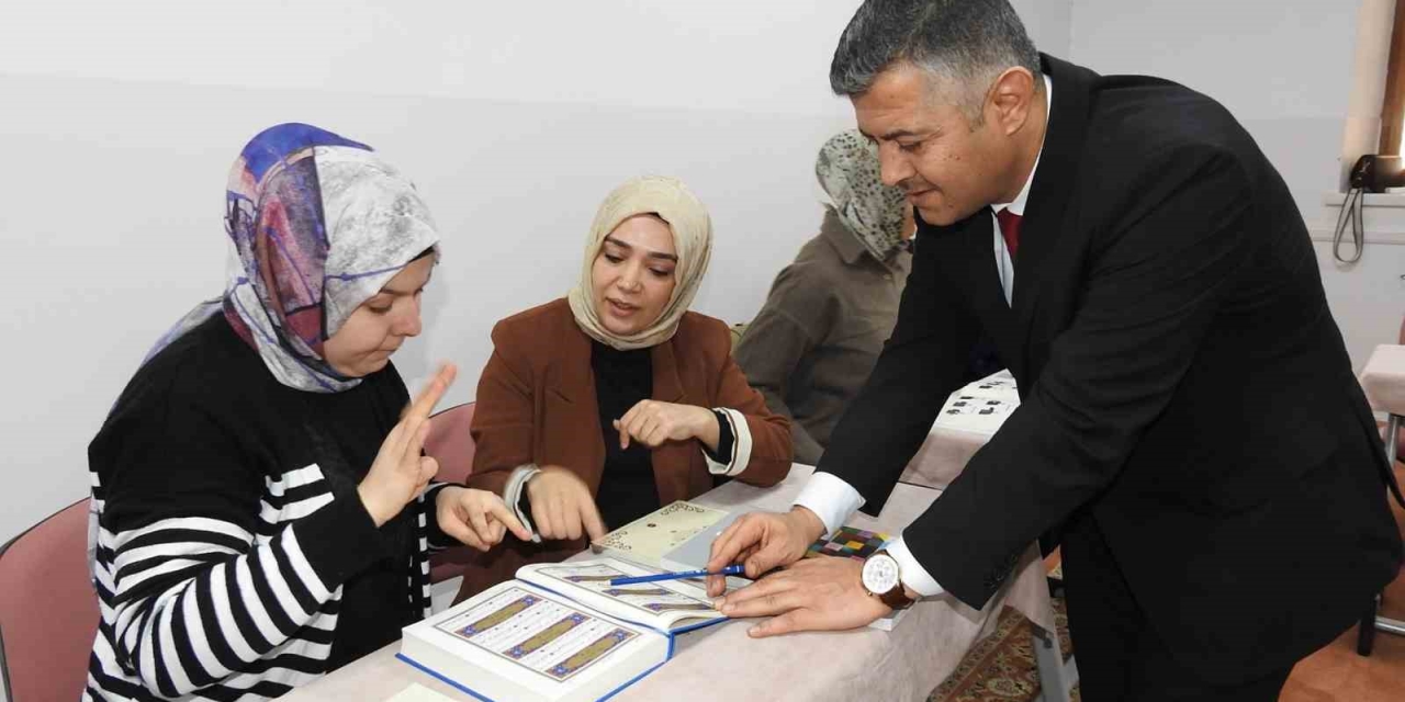 İşitme Engelli 15 Kadın Kursiyer, İşaret Diliyle Kur’an-ı Kerim Öğreniyor