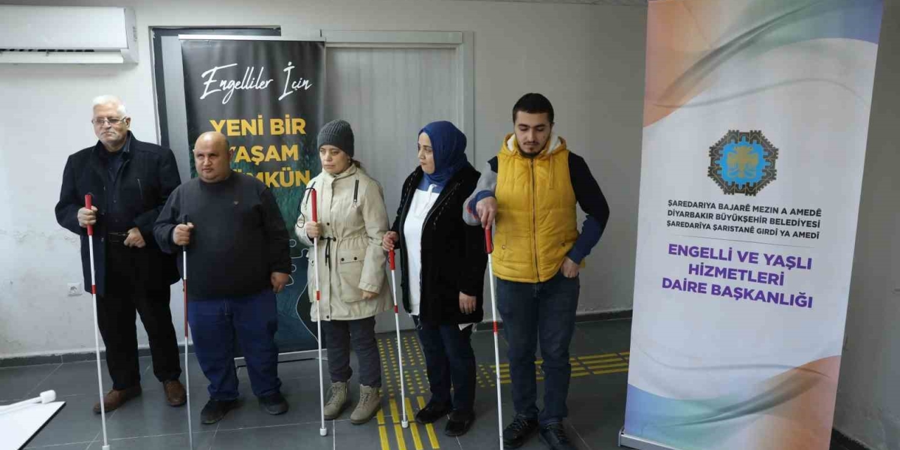Diyarbakır’da Görme Engellilere ’bağımsız Hareket Uygulaması’ Eğitimi Veriliyor
