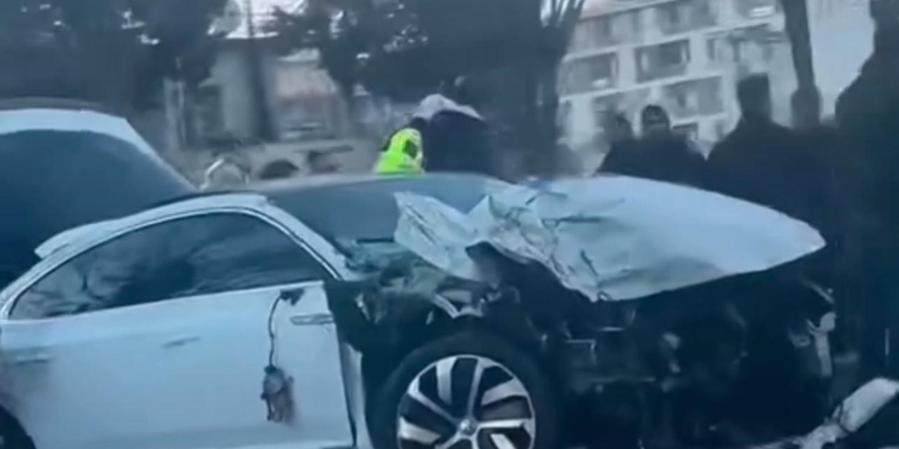 Kırmızı Işıkta Bekleyen Otomobile Tır Çarptı: 2 Yaralı