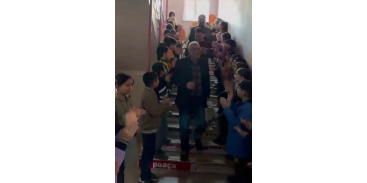 Emekli Olan Hizmetliye Öğrenci Ve Öğretmenlerden Duygulandıran Veda