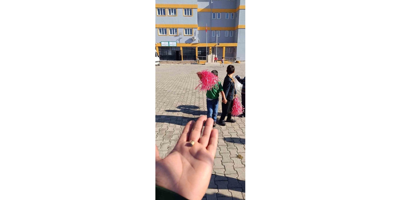 Öğrencilerin Bulunduğu Okul Bahçesine Yorgun Mermi Düştü