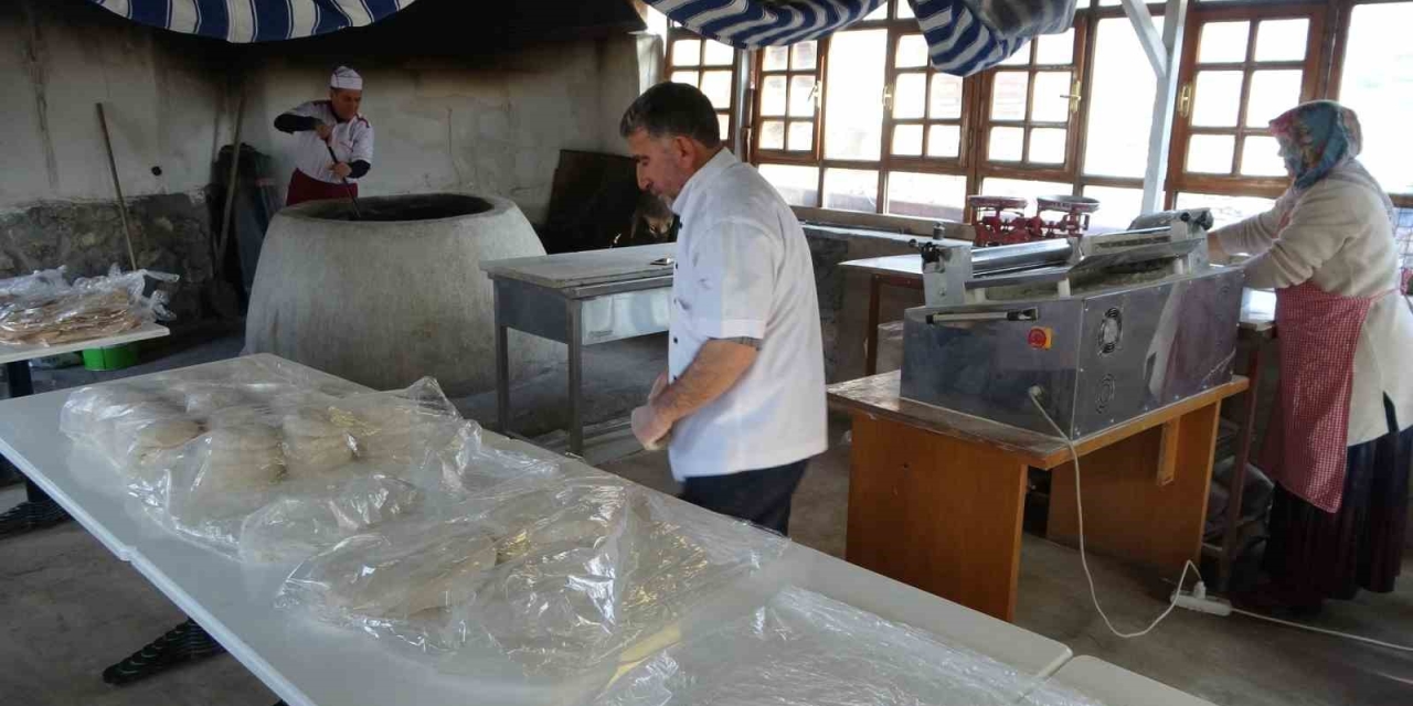 Malatya’da Depremzede Esnaf Tandır Ekmeği Geleneğini Sürdürüyor
