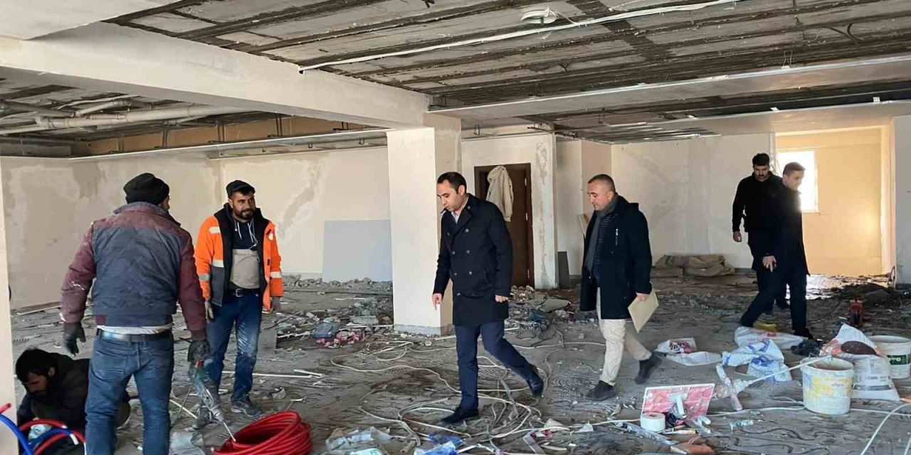 Kaymakam Partal, İlçe Kütüphanesi Tadilat Çalışmalarını Yerinde İnceledi