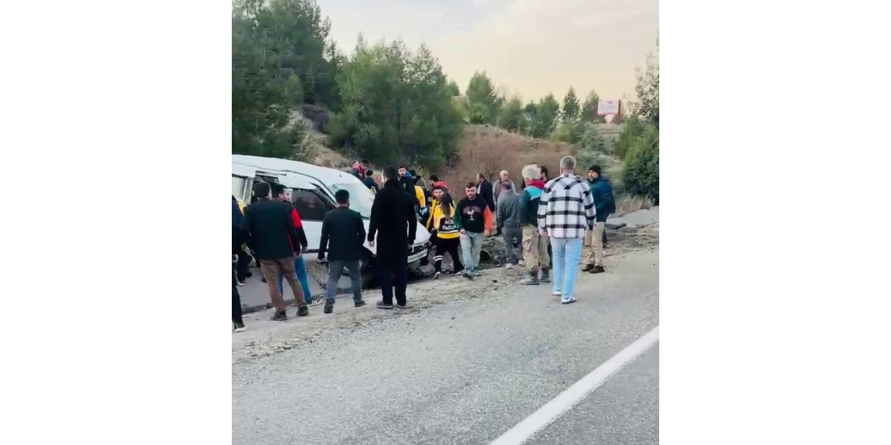 Hafif Ticari Araç Menfeze Savruldu: 6 Yaralı