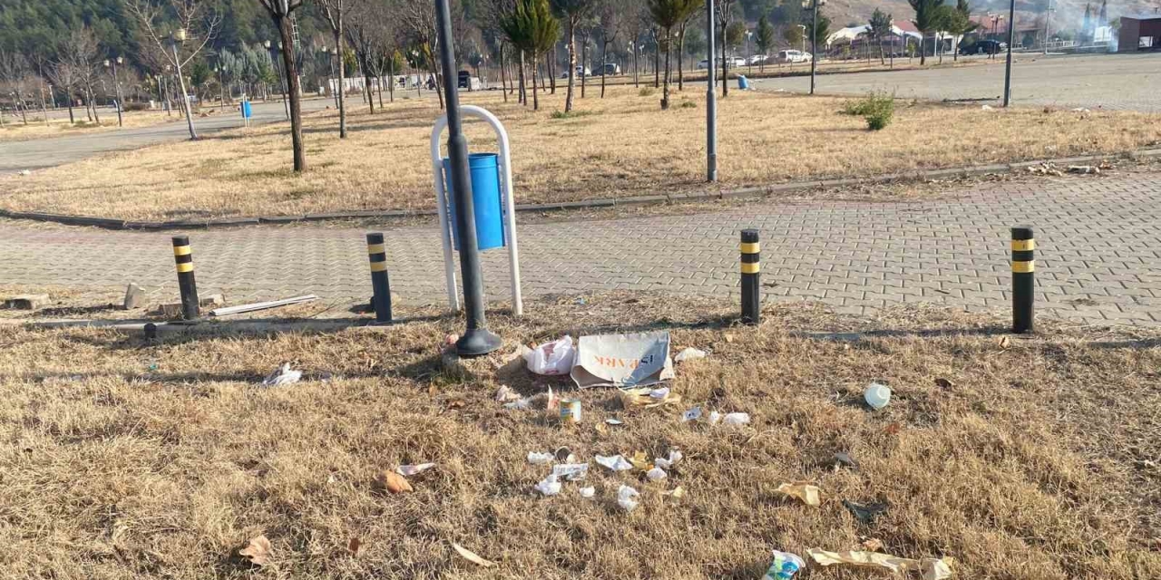Rast Gele Atılan Çöpler Tepkilere Neden Oluyor