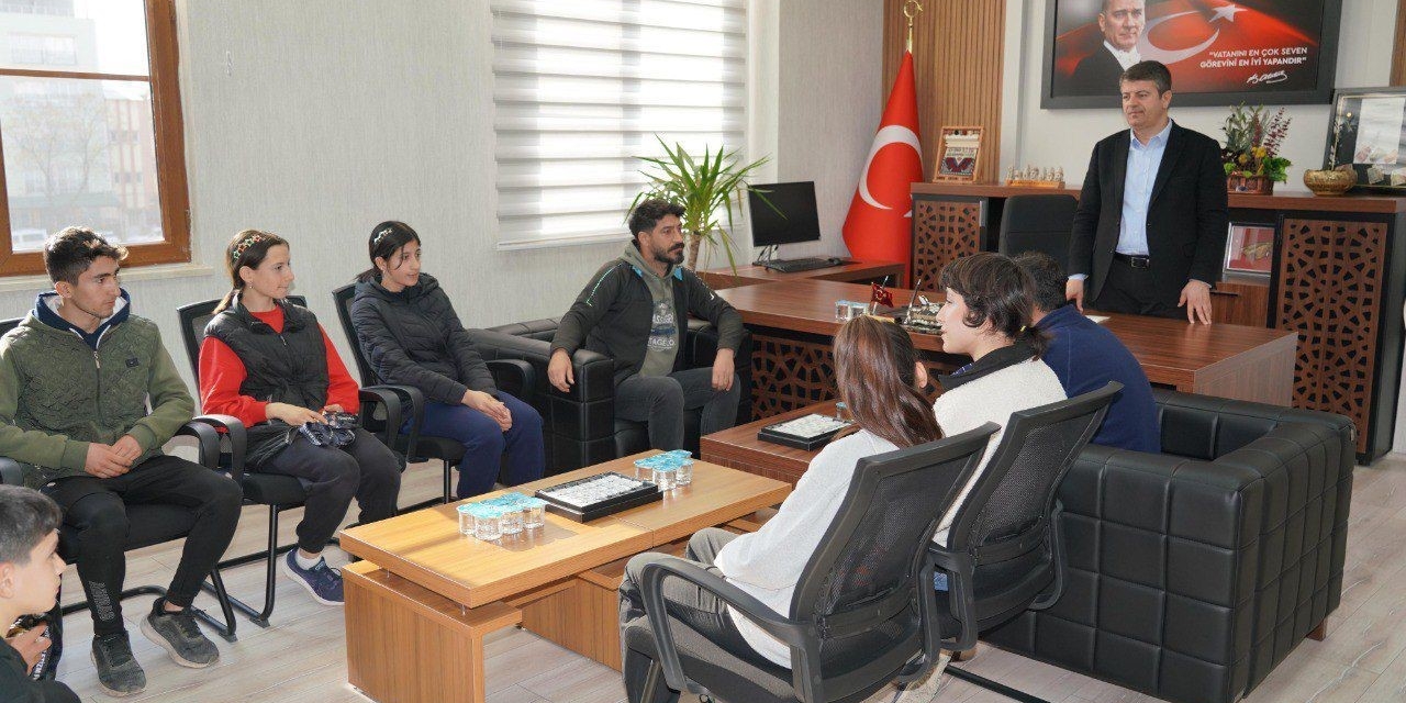 Şampiyonlar Madalya Sevincini Başkan Tutdere İle Paylaştı