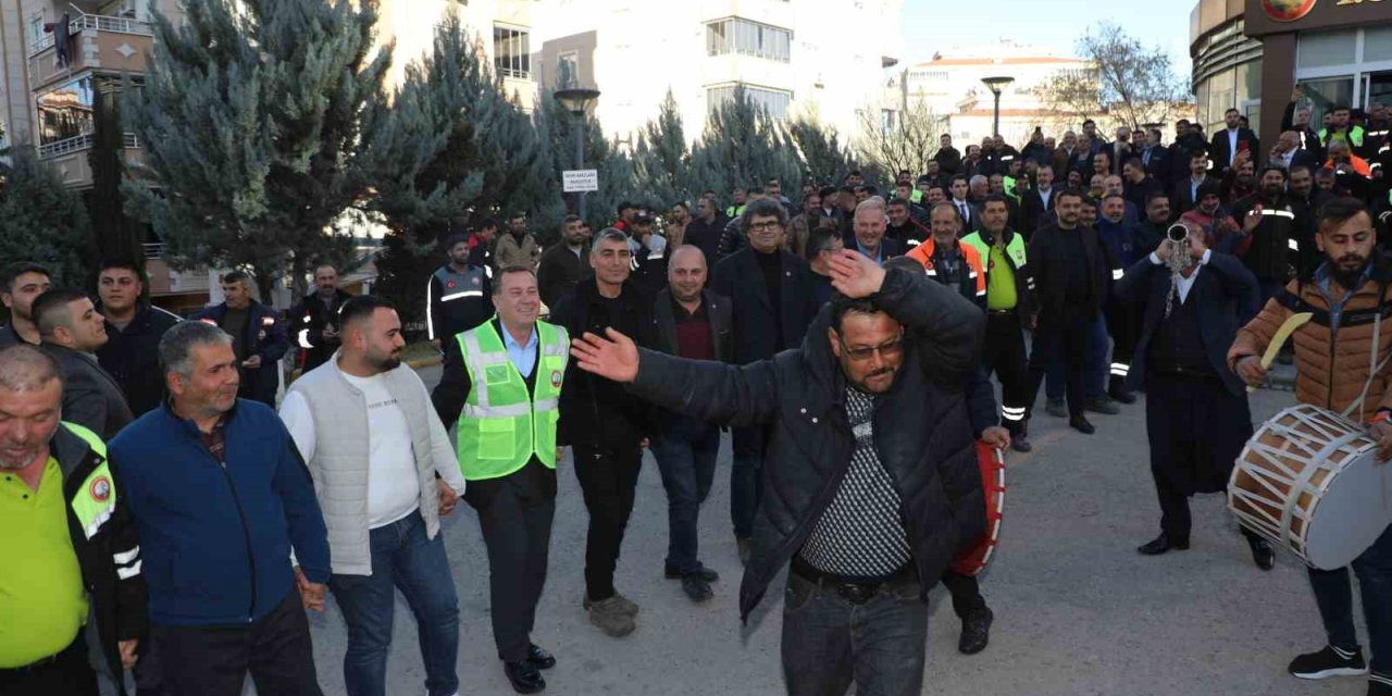 Nizip Belediyesi İşçileri, Zamlı Maaşlarını Halaylarla Kutladı