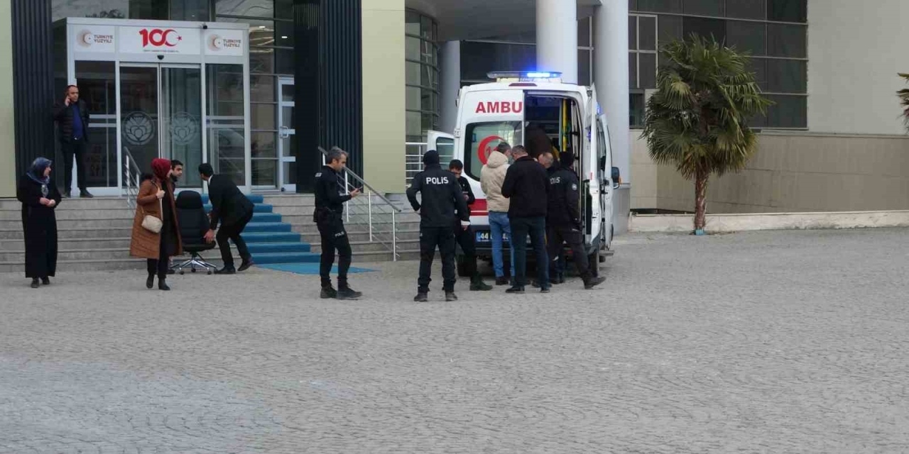 Bıçaklı Saldırıda Ağır Yaralanan Genç Belediyeye Sığındı