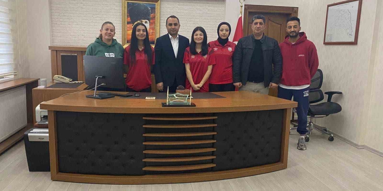 Besni Masa Tenisi Takımları Şampiyonluğu Kutladı