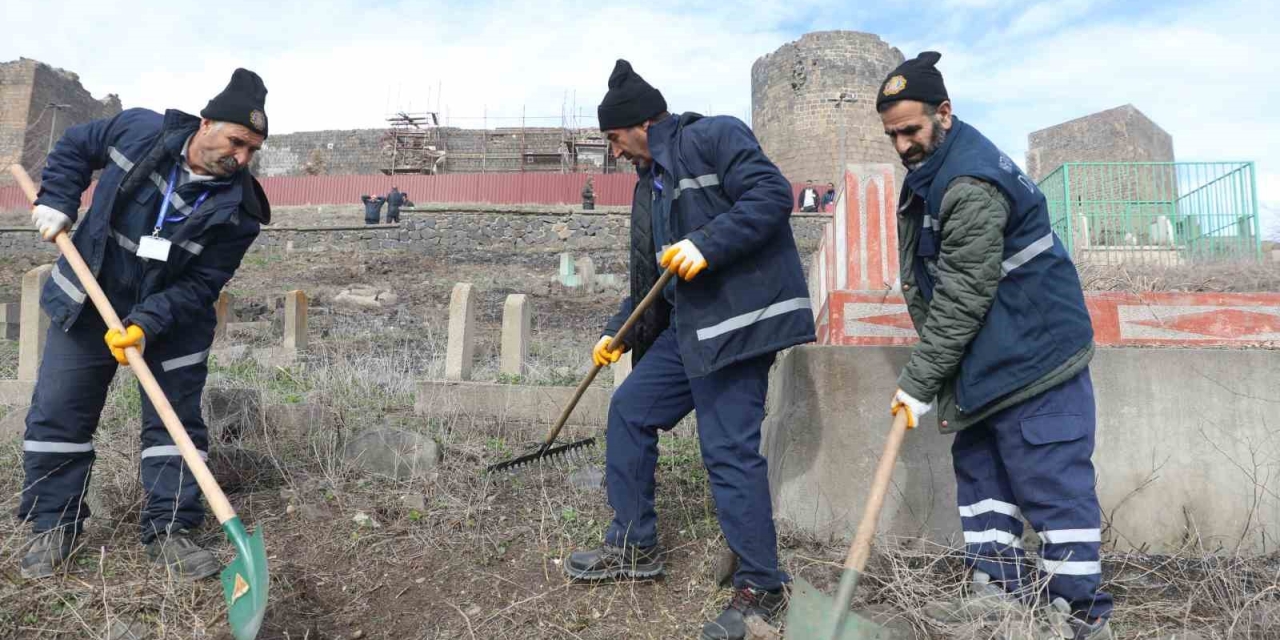 Diyarbakır’da Mezarlıklarda Temizlik Çalışması