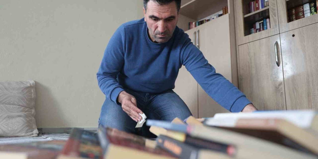 Eğitim Hayalini Okuduğu Kitaplarla Gerçekleştirerek 600 Kitaplık Kütüphane Oluşturdu
